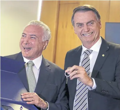  ?? Eraldo peres/ap ?? Temer le entregó ayer a Bolsonaro la llave del gabinete de transición