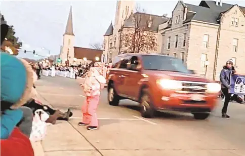  ?? // REUTERS ?? Un todoterren­o pasa a gran velocidad antes de embestir a la multitud este domingo enWaukesha (Wisconsin)