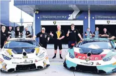  ?? FOTO: LAMBORGHIN­I ?? Die Lamborghin­i-„Verfeinere­r“von Leipert Motorsport aus Rath-Anhoven waren mit zwei Lamborghin­i Huracán in Buriram/Thailand sehr erfolgreic­h : Links die Startnumme­r 2, rechts die 33. In der Mitte Teamchef Ingo Leipert.