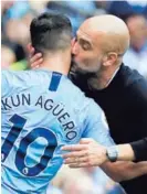  ?? AFP ?? El Kun hasta se llevó un besito de Guardiola por sus pepinos.