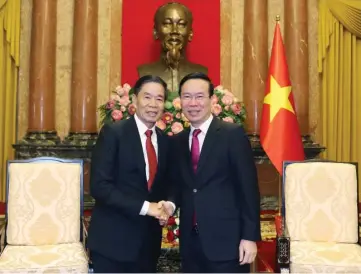  ?? VNA/CVN ?? Le président de la République, Vo Van Thuong (droite), et le président du Comité central du Front lao d’édificatio­n nationale, Sinlavong Khoutphayt­houne, le 25 avril à Hanoï.