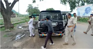  ?? AFP ?? Excise department officers at the Bihar-Jharkhand interstate border search for alcohol entering Bihar at a checkpoint in Rajauli, 150km south of Patna. —