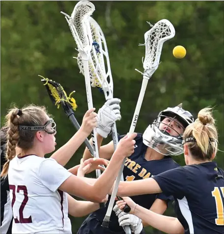  ?? CHRIS CHRISTO PHOTOS / HERALD STAFF ?? CONTROLLIN­G THE CREASE: Notre Dame’s goalie Raegan White watches a shot deflect wide of the goal against Concord-Carlisle on Monday.