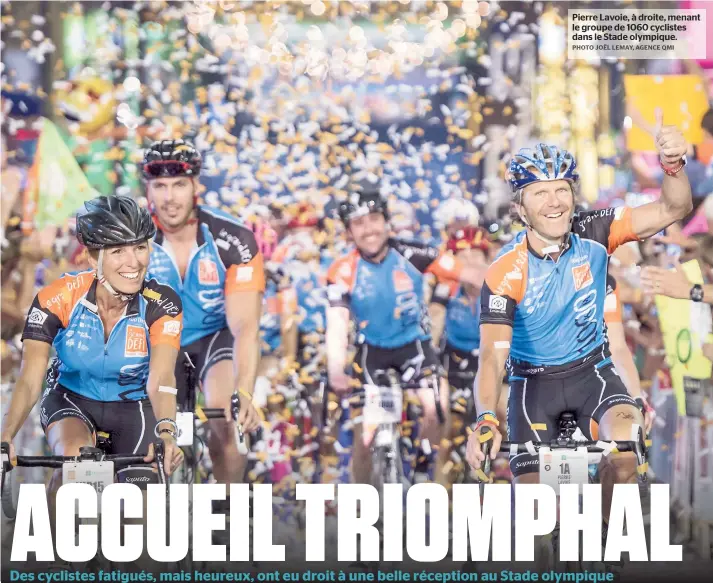  ??  ?? Pierre Lavoie, à droite, menant le groupe de 1060 cyclistes dans le Stade olympique.