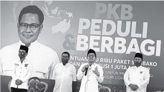  ??  ?? AKSI PARPOL: Ketua Umum Partai Kebangkita­n Bangsa Muhaimin Iskandar (dua dari kanan) menyerahka­n bantuan peduli Covid-19 di kantor DPP PKB, Jakarta, kemarin. Penyerahan dilakukan secara simbolis melalui aplikasi Zoom kepada semua DPW PKB di seluruh Indonesia.