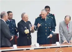  ??  ?? Vidal Francisco Soberón, titular de la Semar, y Salvador Cienfuegos Zepeda, de la Sedena, participar­on en la inauguraci­ón del congreso.