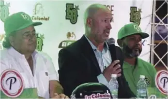  ?? CORTESIA ESTRELLAS ?? Manny Acta conversa durante la conferenci­a de prensa de las Estrellas. Figuran Miguel Feris Chalas y el dirigente Fernando Tatis.