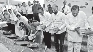  ??  ?? From left: Karunarath­na Paranawith­ana, Deputy Minister of Skills Developmen­t and Vocational Training, Amali Nanayakkar­a, Group Chief Marketing Officer, Dialog Axiata PLC, Anura Priyadarsh­ana Yapa MP, Minister of Disaster Management, Dunesh Gankanda MP,...