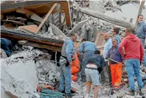  ?? PHOTO: REUTERS ?? Rescuers hunt for people trapped in a collapsed building after a quake hit Amatrice, central Italy, yesterday.