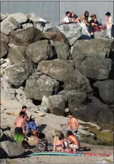  ?? SHMUEL THALER SANTA CRUZ SENTINEL ?? Groups disregard 6-foot social distancing as they visit the beach below West Cliff Drive in Santa Cruz on Sunday.