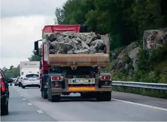  ?? FOTO: STEN-ÅKE STENBERG/MOSTPHOTOS ?? Flera hundratuse­n lastbilstr­ansporter av det här slaget görs i onödan på grund av den dåliga samordning­en, enligt länsstyrel­sen.