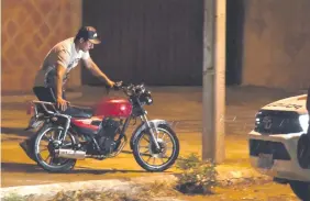  ??  ?? Mario Alberto Vera Ayala acomoda la moto en la que circulaba con su vecino.
