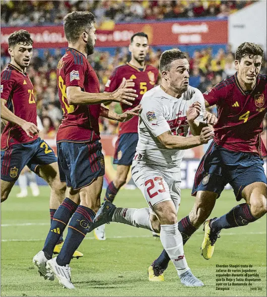 ?? FOTO: EFE ?? Xherdan Shaqiri trata de zafarse de varios jugadores españoles durante el partido que la Roja y Suiza disputaron ayer en La Romareda de Zaragoza