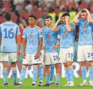  ?? // EFE ?? Los jugadores de la selección, desolados tras la tanda de penaltis