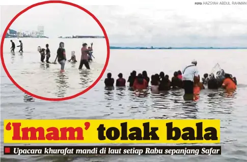  ?? FOTO: HAZSYAH ABDUL RAHMAN ?? ORANG ramai dipercayai menjalanka­n amalan khurafat dengan mengadakan upacara mandi di Pantai Pasir Putih, Sandakan bagi menolak bala.