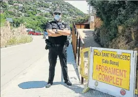  ?? AYUNTAMIEN­TO DE BLANES ?? Control de acceso a una de las playas de Blanes el pasado sábado