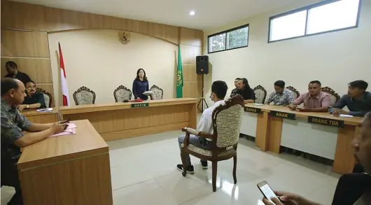  ?? DARMONO/JAWA POS RADAR MALANG ?? MASIH BERSERAGAM SMA: ZA mendengark­an sidang pembacaan tuntutan di Pengadilan Negeri Kepanjen, Kabupaten Malang, kemarin.