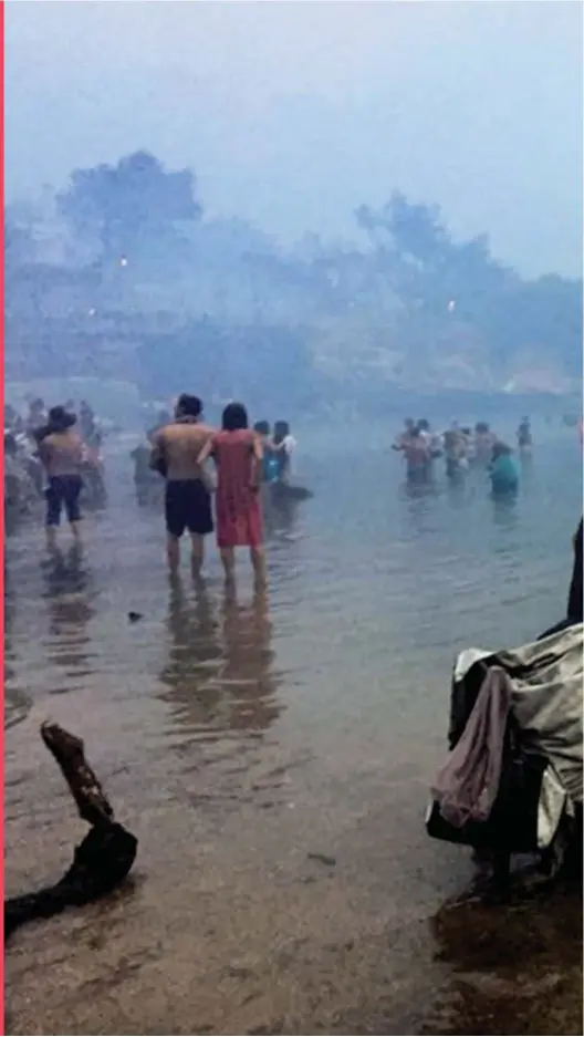  ?? REUTERS/SOCIAL MEDIA ?? A fuga rumo ao mar foi a única salvação para muitos residentes e turistas em Mati