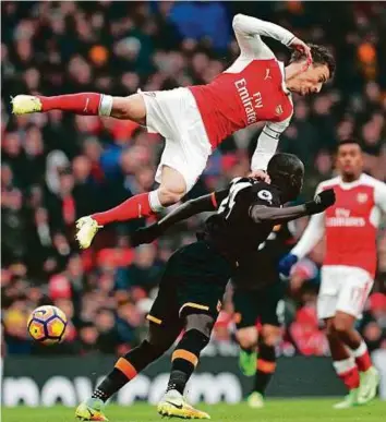 ?? Reuters ?? Arsenal’s Laurent Koscielny goes aerial against Hull City’s Oumar Niasse. The Gunners had lost their last two games coming into the contest against the relegation-threatened Tigers.