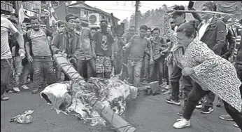  ?? PTI PHOTO ?? Supporters of the Gorkha Janmukti Morcha burn an effigy of West Bengal chief minister Mamata Banerjee at Chowk Bazaar during the indefinite bandh in Darjeeling on Monday.