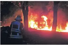  ?? AF: FEUERWEHR ?? Die Autobrände – auf dem Foto steht ein Transporte­r in Hochdahl in Flammen – hatten Polizei und Feuerwehr über Wochen in Atem gehalten.