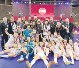  ?? FOTO: EFE ?? Las jugadoras españolas, cuerpo técnico y directivos celebran el título conquistad­o