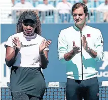  ?? FOTO: AFP ?? Serena Williams y Roger Federer aplauden durante los actos de inauguraci­ón del certamen este miércoles.