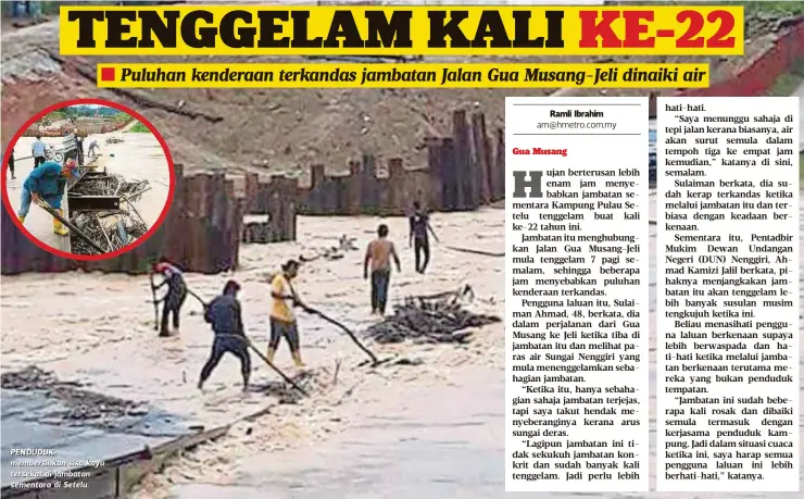  ??  ?? PEN DUDUK membersihk­an sisa kayu tersekat di jambatan sementara di Setelu.