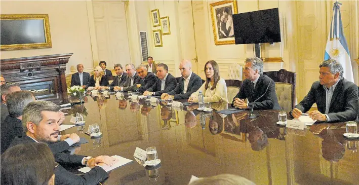  ?? EMMANUEL FERNÁNDEZ ?? Casi todos. A la reunión faltaron 5 gobernador­es. Tras el encuentro, el ministro Dujovne habló de un “entendimie­nto con la oposición para un equilibrio fiscal”.