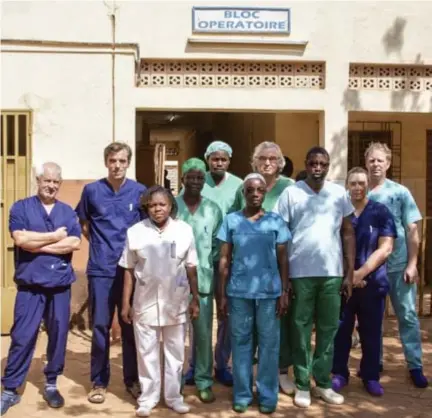  ?? FOTO RR ?? OUAGA-dokters Dirk Michiels, Bert Quaghebuer, Paul VI-hoofdchiru­rg Kalmogho en zijn team, Jan Noyez, de Kempense Katie Truyens en Antwerpena­ar Lieven Dossche.