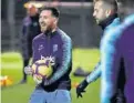  ??  ?? Messi viaja a Madrid sin la protección en el brazo en un Barça con ganas de olvidar ‘al Betis’ ante el Atleti de Griezmann, donde el francés espera, feliz.