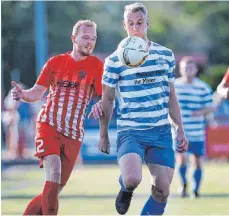  ?? FOTO: VOLKER STROHMAIER ?? Tobias Szeibel (links) hat mit dem SV Baindt knapp gegen den SV Schemmerho­fen gewonnen (rechts Frank Haller).