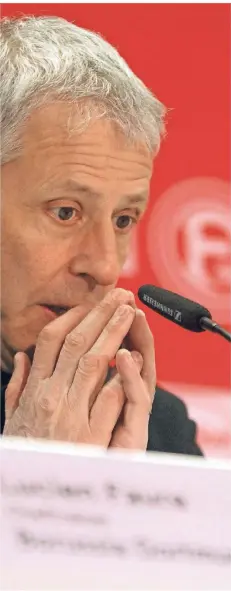  ?? FOTO: IMAGO ?? Ratloser Tüftler: Dortmunds Trainer Lucien Favre sitzt nach dem 1:2 gedankenve­rsunken in der Düsseldorf­er Arena.