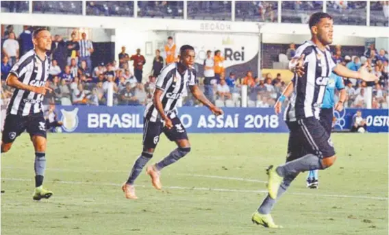  ??  ?? Brenner (D) festeja o gol de empate do Glorioso: time fez um bom jogo diante do Peixe e se manteve na nona colocação do Brasileiro