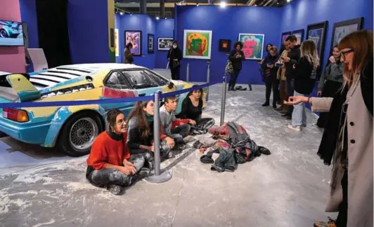  ?? ?? ► Activistas climáticos del grupo Ultima Generazion­e después de arrojar harina sobre una obra de Andy Warhol, en Milán.