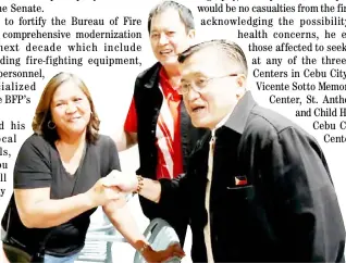  ?? PHOTOGRAPH COURTESY OF SBG ?? SENATOR Christophe­r ‘Bong’ Go leads the relief assistance activity at Barangay Tisa in Cebu City on Sunday.