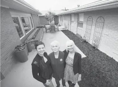  ?? GREG PENDER/THE Starphoeni­x ?? Colleen Tait, Liz Zalys, and Juanita Schindel inside a courtyard at Oliver Lodge.