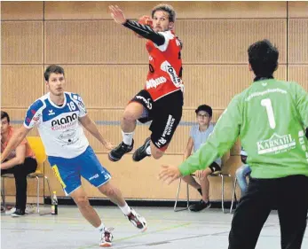  ?? FOTO: HKB ?? Christoph Hermann, hier im Dress der HSG Fridingen/Mühlheim gegen die HSG Böblingen/Sindelfing­en beim Wurf, geht künftig für den Landesligi­sten HSG Baar auf Torejagd.