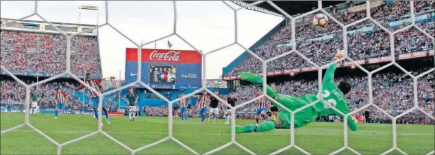  ??  ?? HÉROE DEL FINAL. Veía el Calderón terminarse plácidamen­te el Atleti-Osasuna, cuando Sirigu se erigió. Detuvo un penalti a Carrasco y, un minuto después, otro a Thomas (foto).