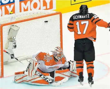  ?? PHOTO AFP ?? Jaden Schwartz a bloqué le champ de vision du gardien danois Sebastian Dahm, battu par le tir d’un représenta­nt du Canada.