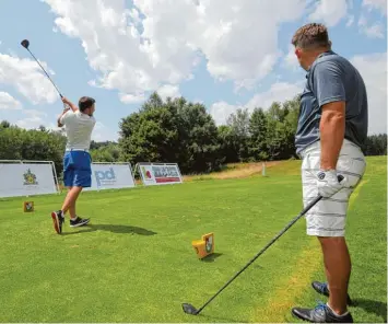  ?? Fotos (2): Michael Hochgemuth ?? Spielen für den guten Zweck: Beim 41. Presse Cup gingen 96 Golfer zugunsten der Kartei der Not an den Start und ließen sich auch von einer Gewitterun­terbrechun­g die gute Laune nicht verderben.