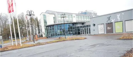  ?? FOTO: ALEXANDER KAYA ?? Auf dem Gelände, auf dem einst das Bowling-Center in Betrieb war, soll das Bauvorhabe­n umgesetzt werden.