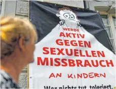  ?? FOTO: DPA ?? Während der Prozess am Landgerich­t Freiburg läuft, halten Mitglieder der Initiative „ Aktiv gegen Missbrauch“eine Mahnwache.
