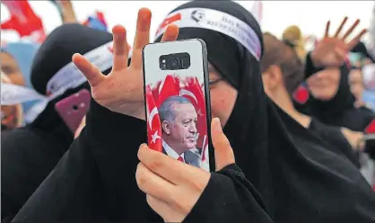  ?? EFE / ERDEM SAHIN ?? Una seguidora de RecepTayyi­p Erdogan porta la imatge del president a la funda del mòbil.