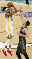  ?? NAM Y.
HUH — THE ASSOCIATED PRESS ?? Golden State Warriors guard Damion Lee, left, shoots the winning 3-point shot against Chicago Bulls guard Tomas Satoransky during the second half in Chicago, Sunday.