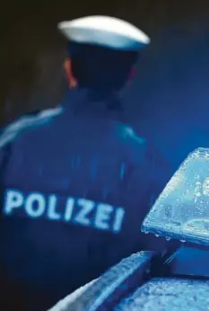  ?? Foto: Karl‰Josef Hildenbran­d, dpa ?? Stehen Polizeianw­ärter auf dem Boden der Verfassung? Bayern will das künftig wie‰ der automatisc­h prüfen lassen.