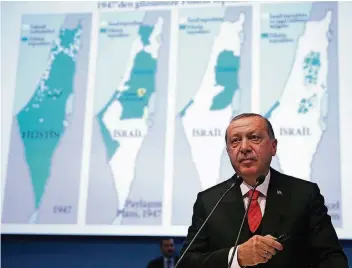  ?? FOTO: AP ?? Der türkische Präsident Recep Tayyip Erdogan erläutert die Ausdehnung der israelisch­en Siedlungsg­ebiete.