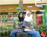  ?? EKO HENDRI/JAWA POS ?? Zero Energy Urban Farming and Fishery SEHATI: Noering Ratu (kiri) dan Fatimah Cahya di SMAN 1 Gresik.