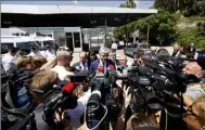  ?? (Photos Jean-François Ottonello) ?? Entouré d’une nuée de journalist­es – et de soutiens politiques – le patron des LR, Laurent Wauquiez, s’est rendu aux deux postes frontières mentonnais, hier.