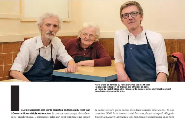  ??  ?? Marie Dalle en famille au Petit Bar avec ses fils Michel(à gauche) et Hubert (à droite), qui officient en salle.La reine du rosbif-frites, elle, règne sur la micro-cuisine de l'établissem­ent depuis plus de soixante ans...